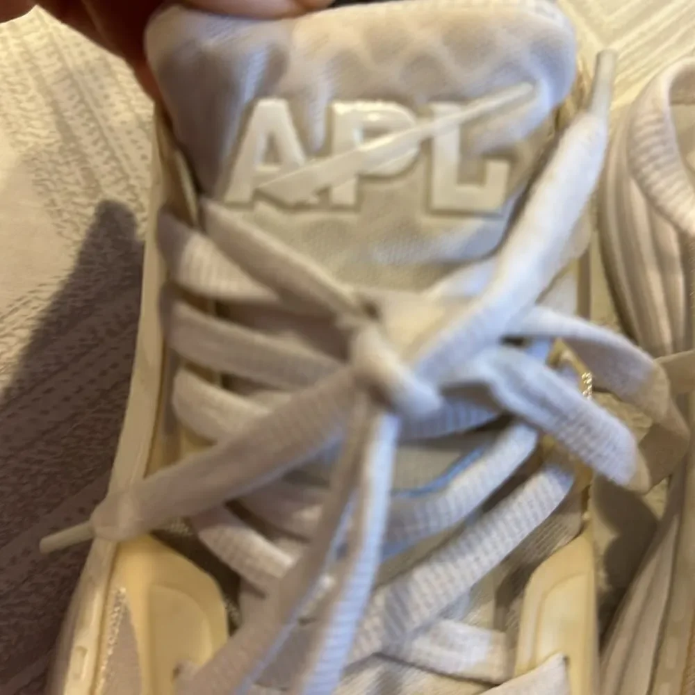 APL women’s white